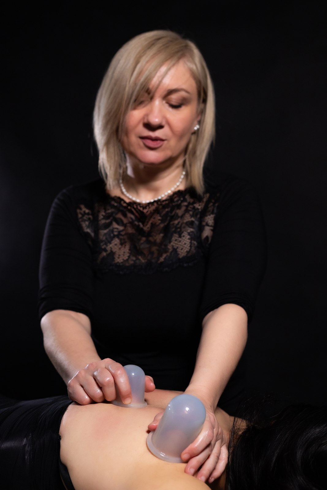 Lucia applica una coppetta morbida sulla schiena